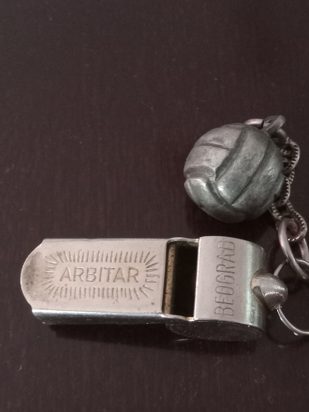 Un silbato de árbitro de fútbol