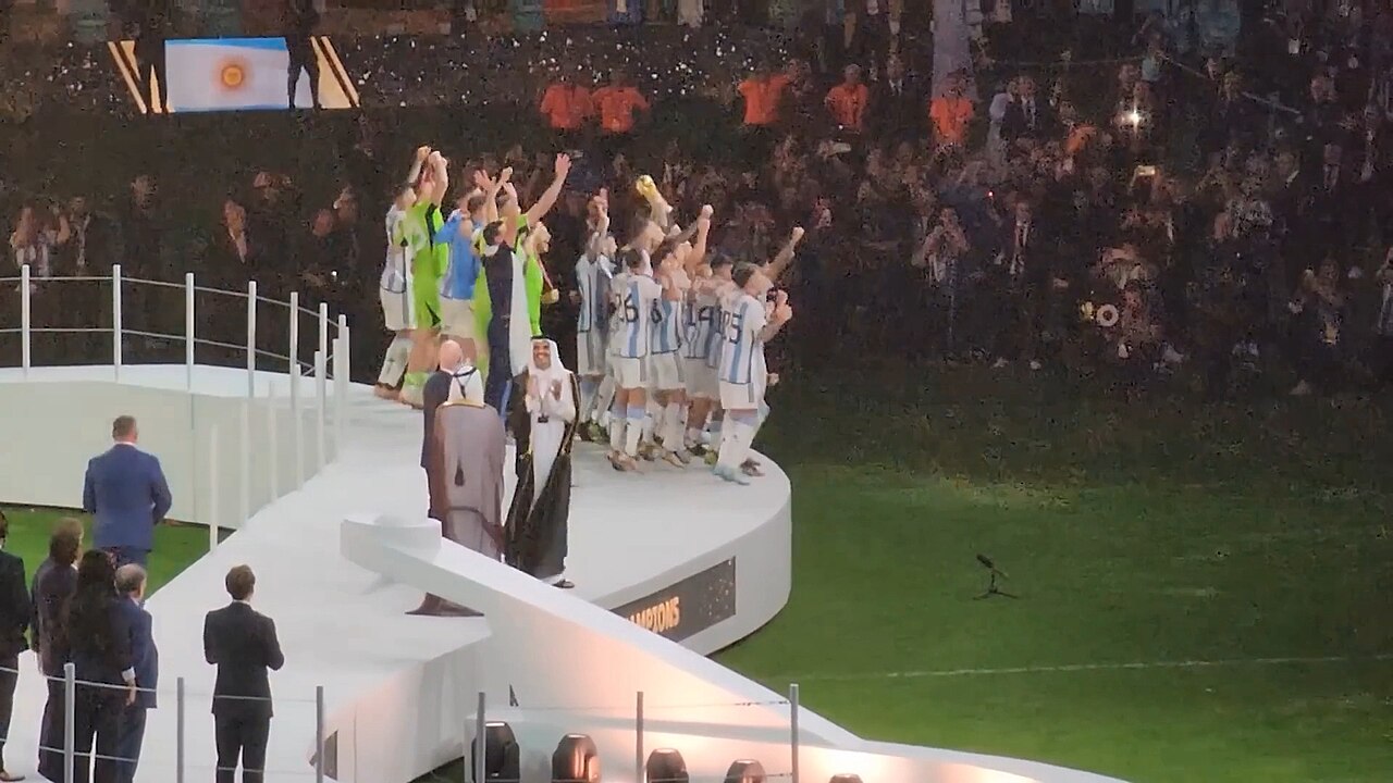 Argentina en el podio de Lusail con titular y short blanco: la misma fórmula que FIFA confirmó para el domingo