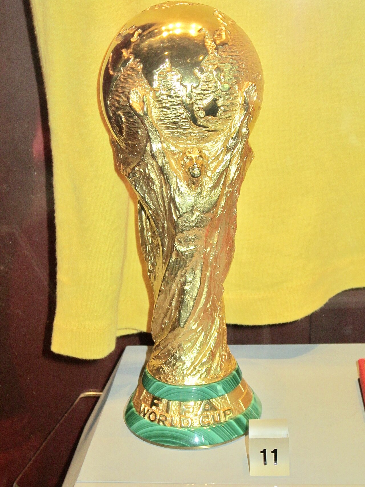 Una réplica del trofeo de la Copa del Mundo