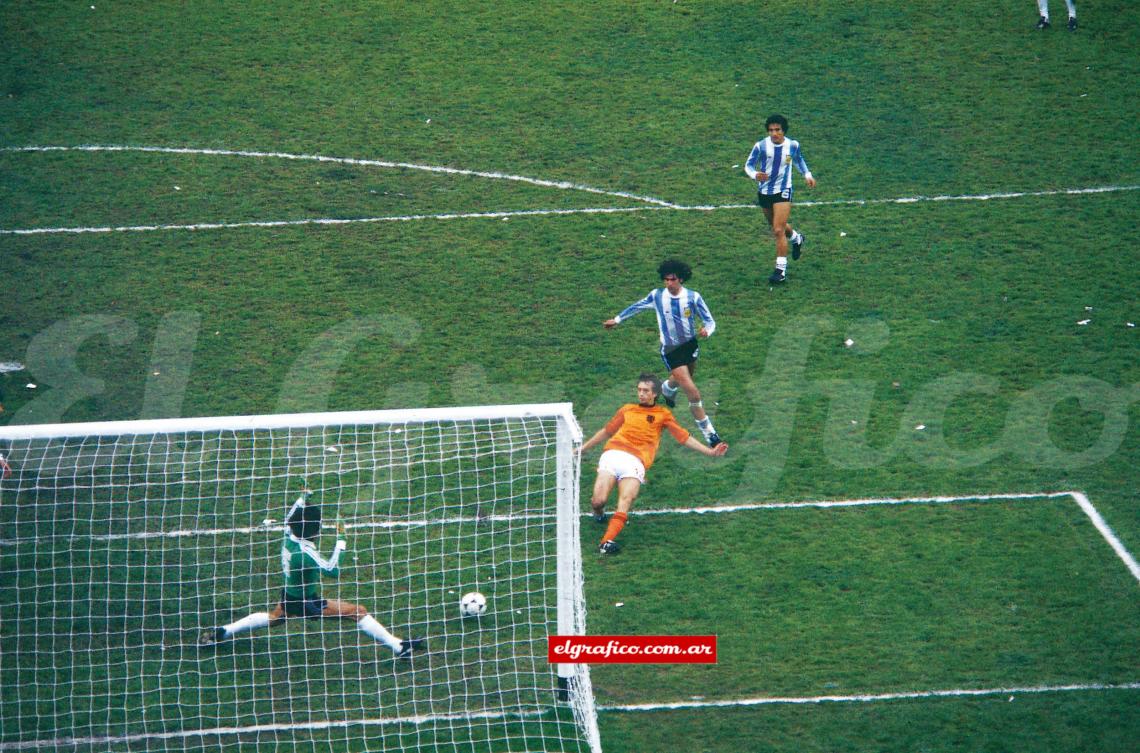 Fillol ataja ante Holanda en la final del Mundial 1978