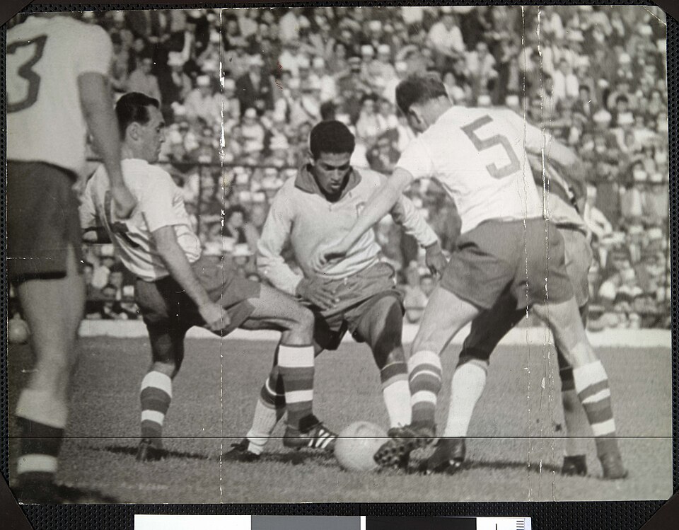 Garrincha encara entre tres rivales de blanco en el Mundial de Chile 1962, el año del último bicampeonato