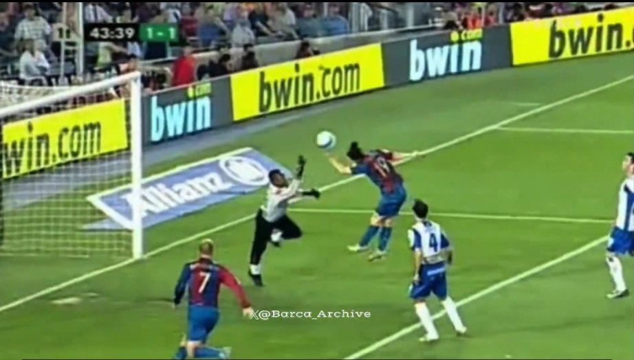 Messi salta y empuja la pelota con la mano contra Espanyol en 2007, con la camiseta 19; el 7 de Gudjohnsen y el 4 de Lacruz entran al cuadro