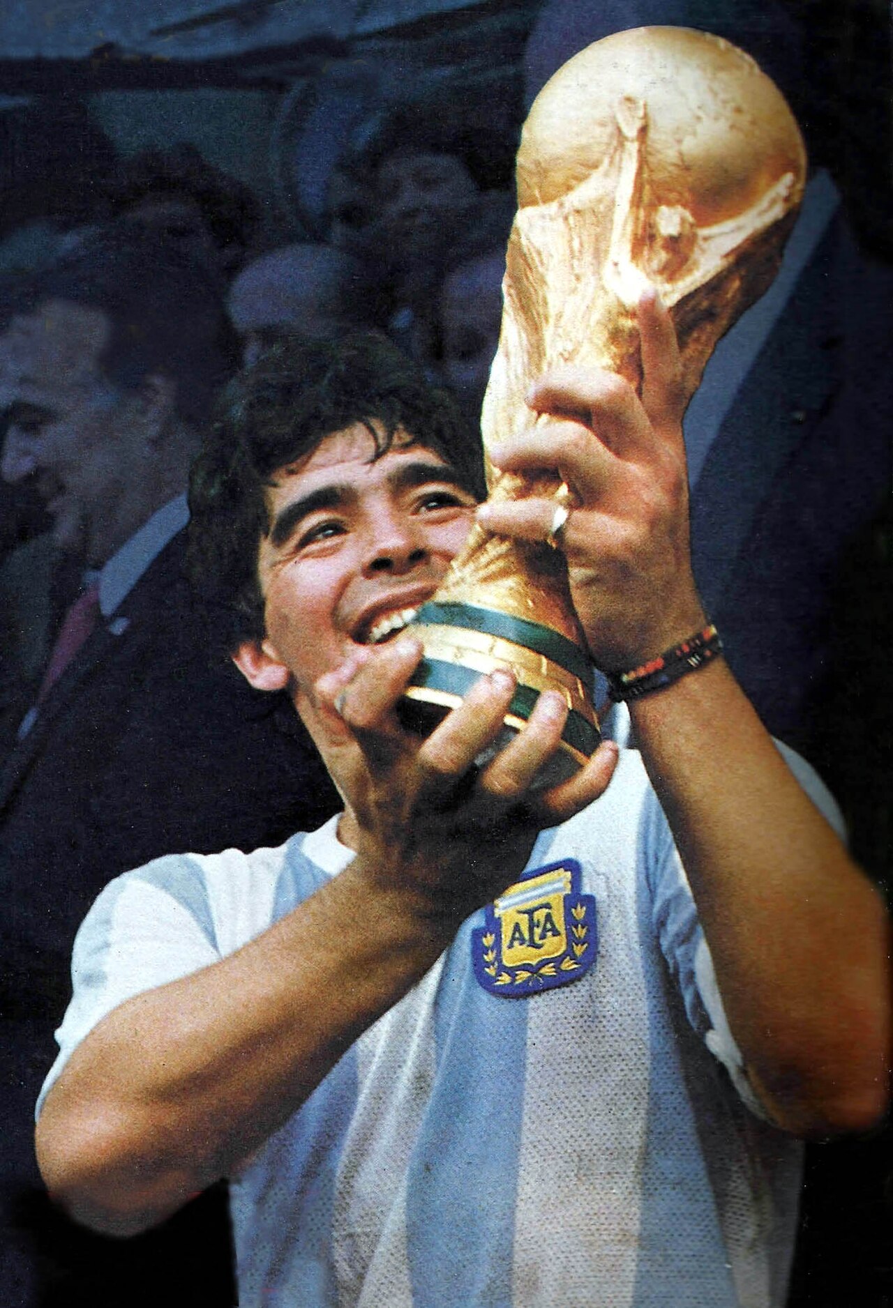 Maradona con la copa del mundo en México 86, con la camiseta titular