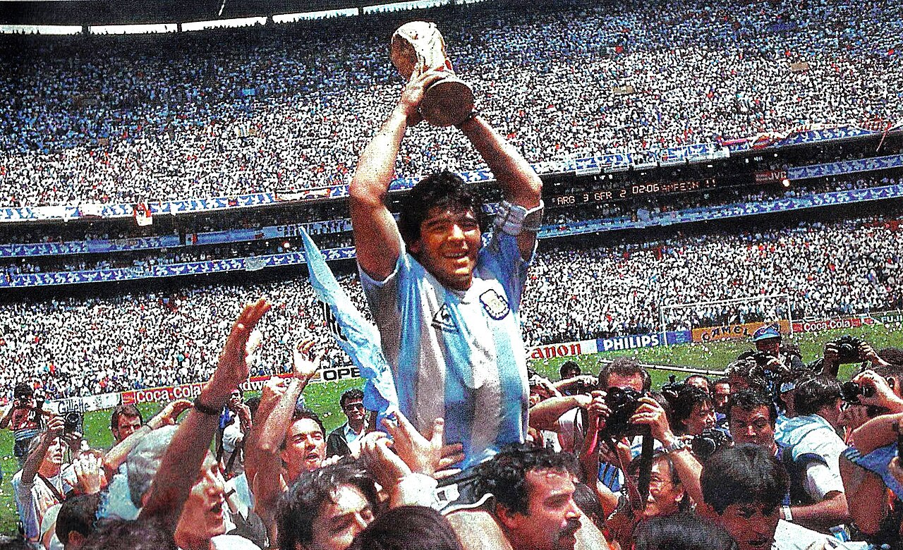 Maradona levanta la Copa del Mundo en el Azteca, 1986