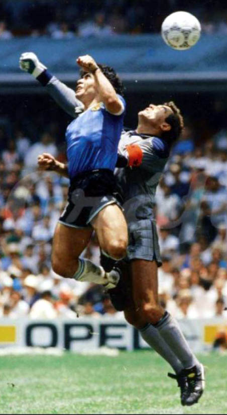 Maradona, de azul suplente, salta con Shilton en el Azteca: la Mano de Dios, 1986