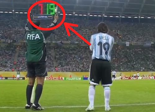 Messi con la 19 espera para entrar mientras el cartel del cuarto árbitro marca 7 y 19