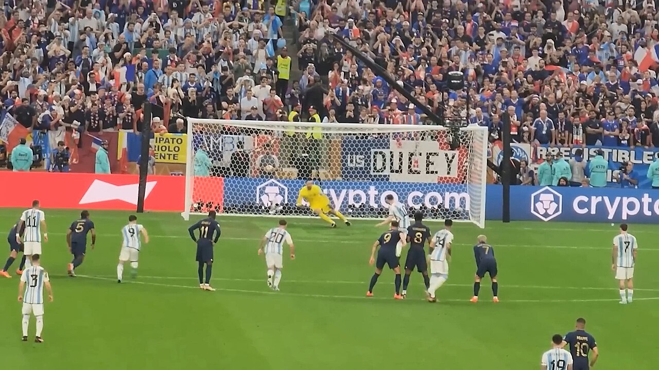 Messi patea un penal en la final del Mundial 2022
