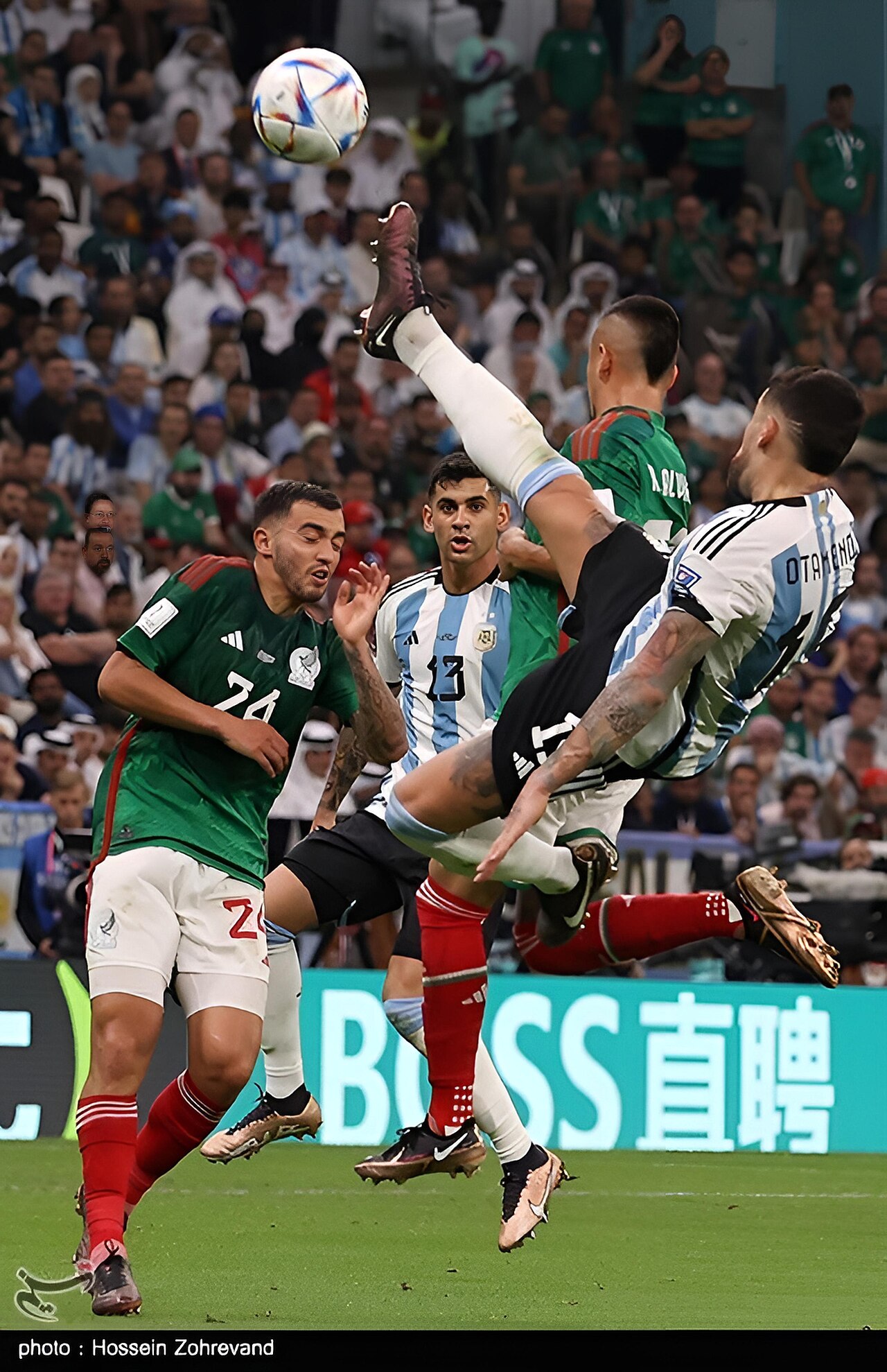 Nicolás Otamendi despeja de chilena en Qatar 2022 con la camiseta de Argentina