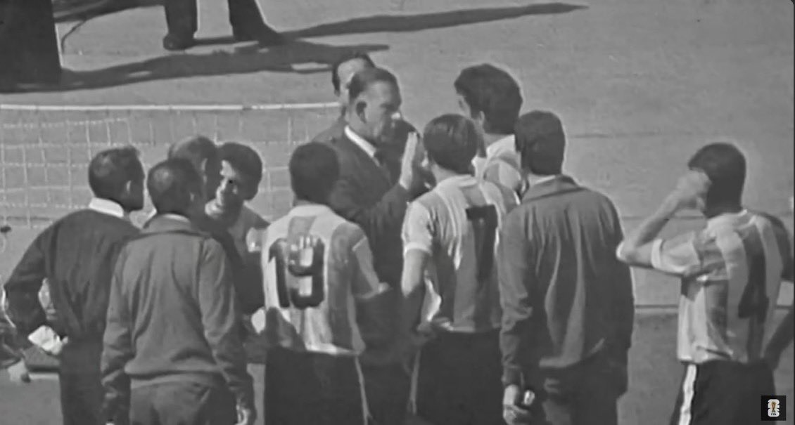 Jugadores argentinos rodean al árbitro en Wembley 1966 tras la expulsión de Rattín; se leen los dorsales 19 y 7