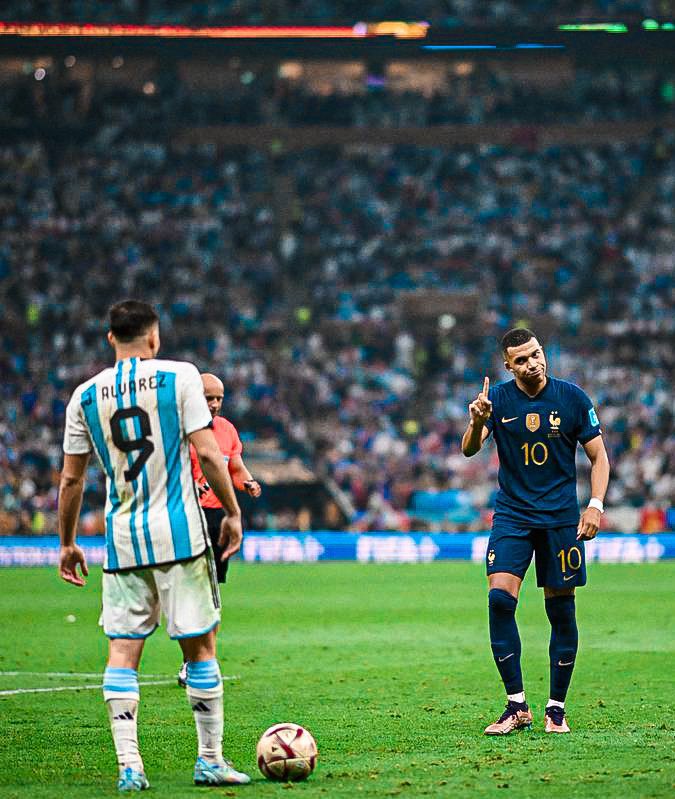 Mbappé le hace el gesto de número uno a Julián Álvarez durante la final de Qatar 2022